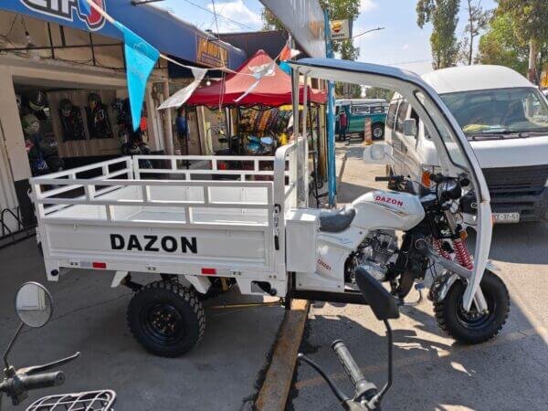 WhatsApp Image 2025-01-29 at 5.36.01 PM (1) Motocarro de Carga 200cc con Toldo| Rendimiento 28 km/Lt | 500 kg