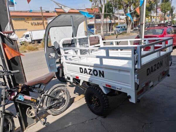 WhatsApp Image 2025-01-29 at 5.36.02 PM (1) Motocarro de Carga 200cc con Toldo| Rendimiento 28 km/Lt | 500 kg